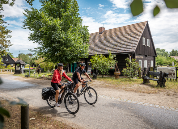 Bett+Bike - Gäste vor Herberge