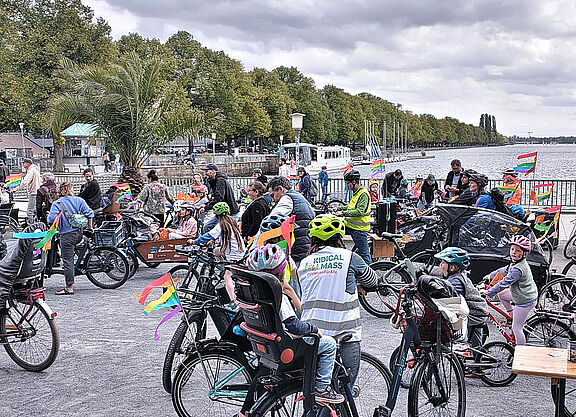  Kinder und Begleitung sammeln sich am Maschsee zum Start der Kidical Mass in Hannover 