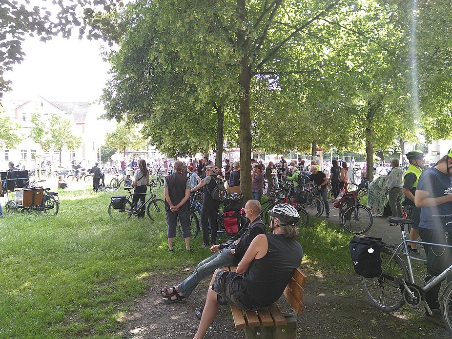 Fahrraddemo Westschnellweg Radfahrer*innen sammeln sich zur Demo