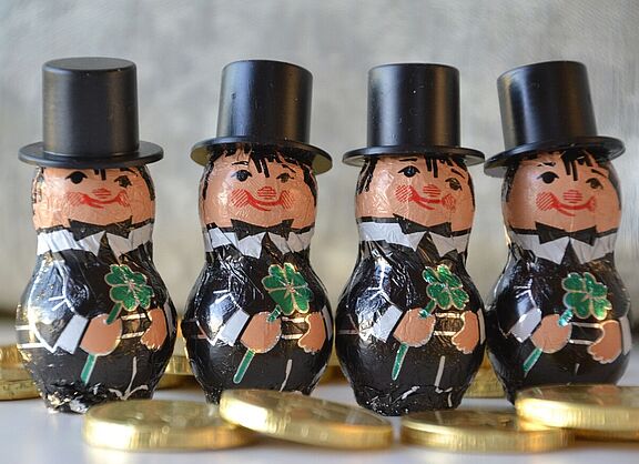 Schornsteinfegerfiguren in schwarzem Anzug und Zylinder als Glücksbringer zum Jahreswechsel