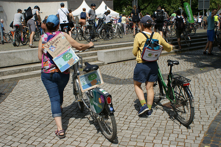 Demonstrantinnen mit Rucksäcken Demonstrantinnen mit Rucksäcken