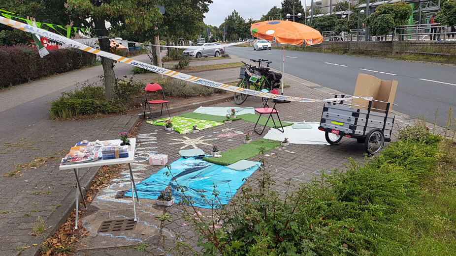 Viel Platz ADFC-Flache mit zwei leeren Parkbuchten daneben