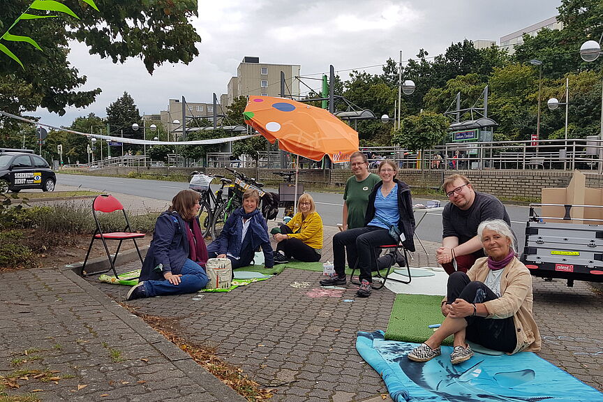Parking Day 2021 Leute von ADFC und den Grünen auf dem Parkplatz