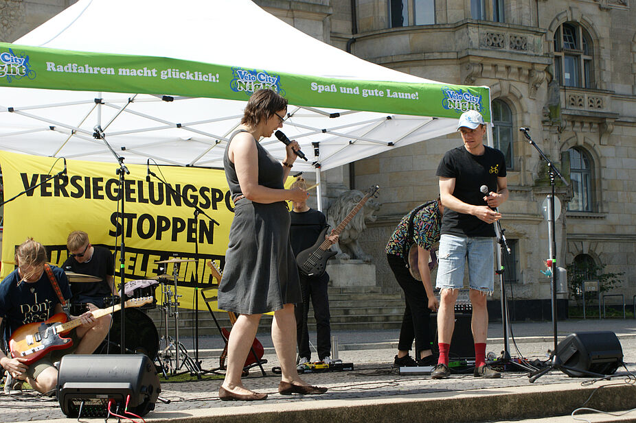 Helene Grenzebach stellt die Band "Die Erregung" vor Helene Grenzebach stellt die Band "Die Erregung" vor