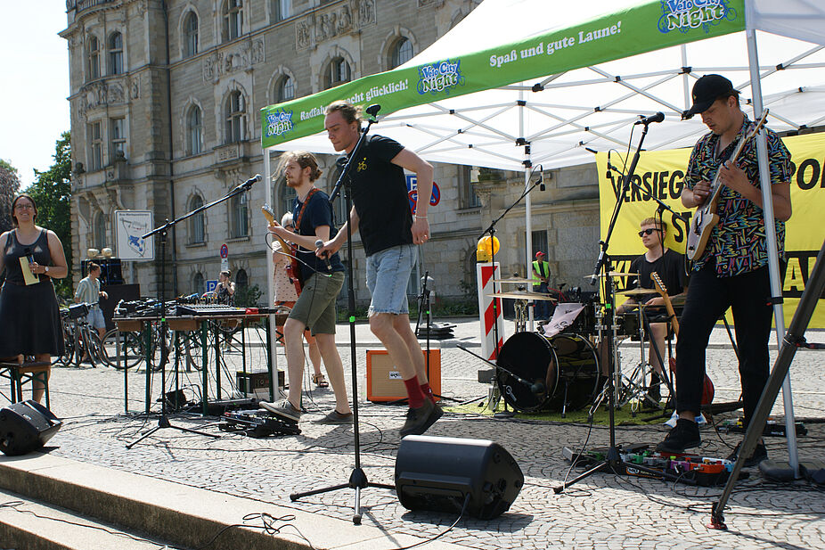 Auftritt der Band "Die Erregung" vor dem Rathaus Auftritt der Band "Die Erregung" vor dem Rathaus