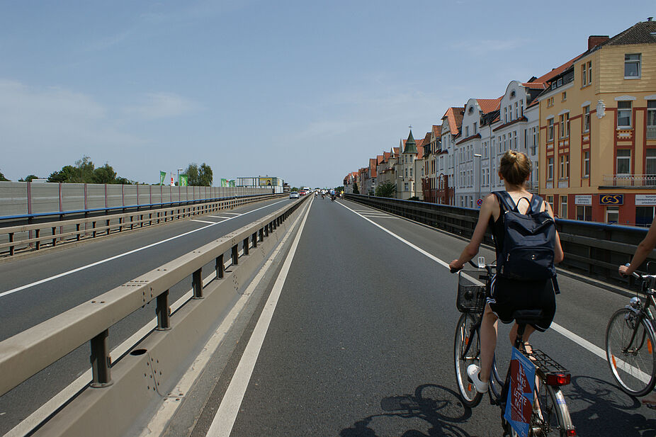 Was Autos unter Freiheit verstehen Leere Südschnellweg mit nur einem Fahrrad