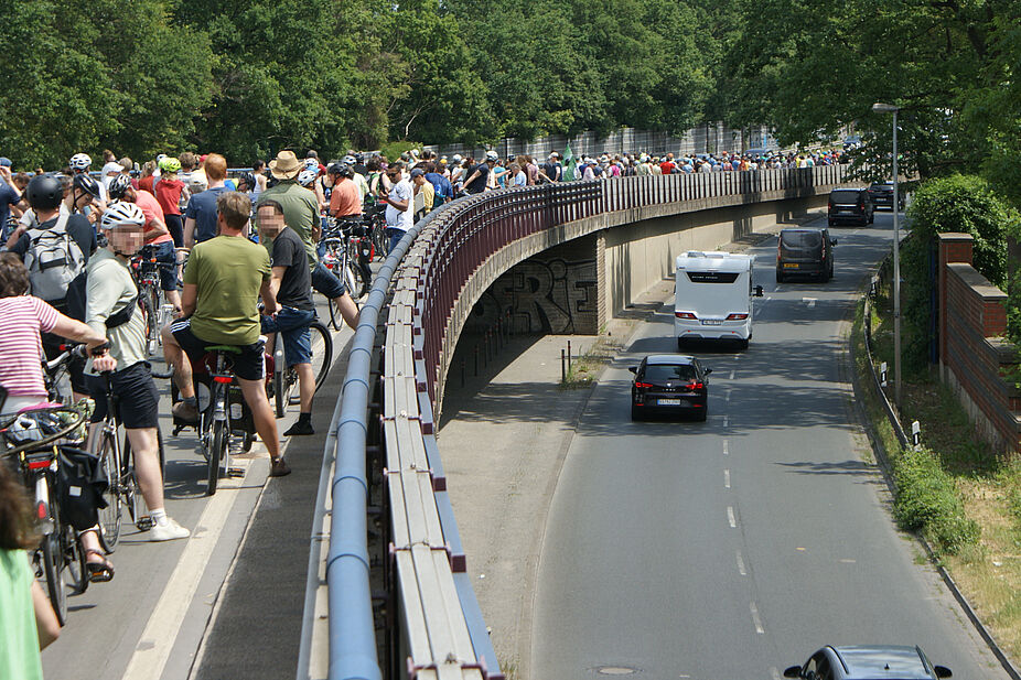 Stau? Können wir auch! Die Demo sammelt sich auf der Brücke über die Hildesheimer Straße.